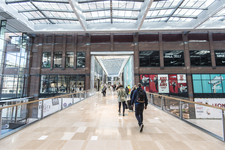 909514 Gezicht in de Boven Vredenburgpassage in het vernieuwde winkelcentrum Hoog Catharijne te Utrecht, vanaf de Stadskamer.